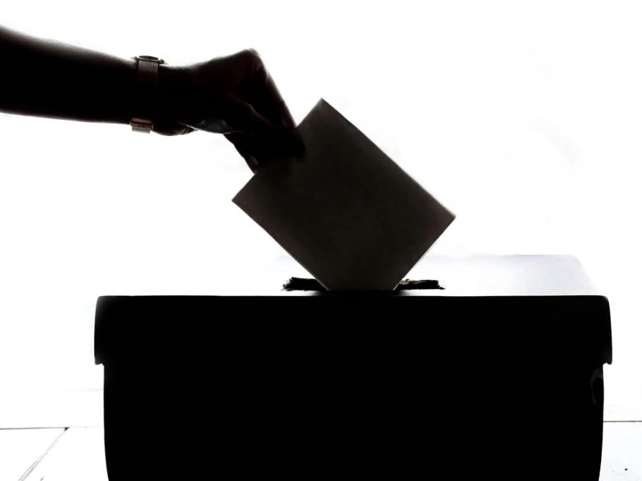 In Olanda si vota anche nelle carceri: seggi nei musei, negli stadi e perfino nei salotti di casa