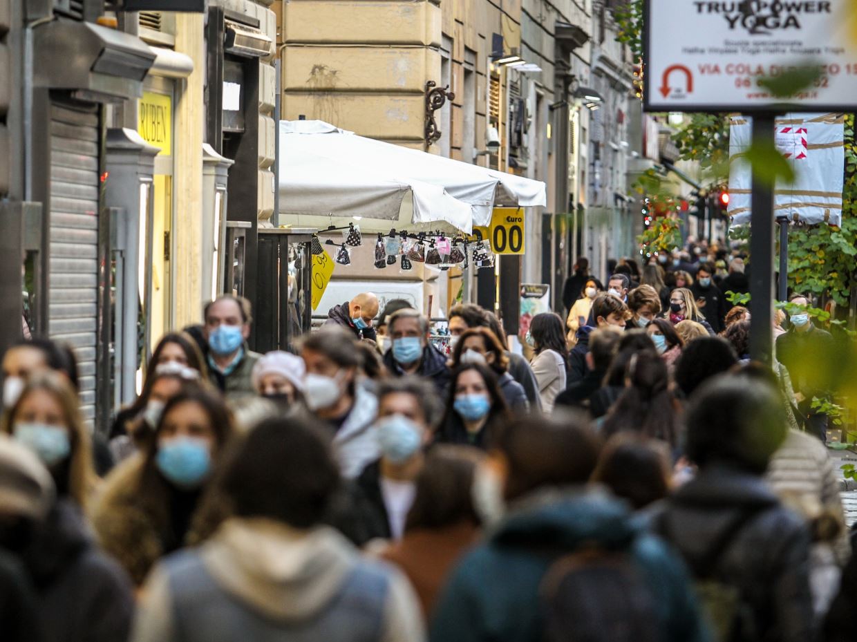 Covid-19: troppa gente per strada, mentre nel mondo si continua a morire