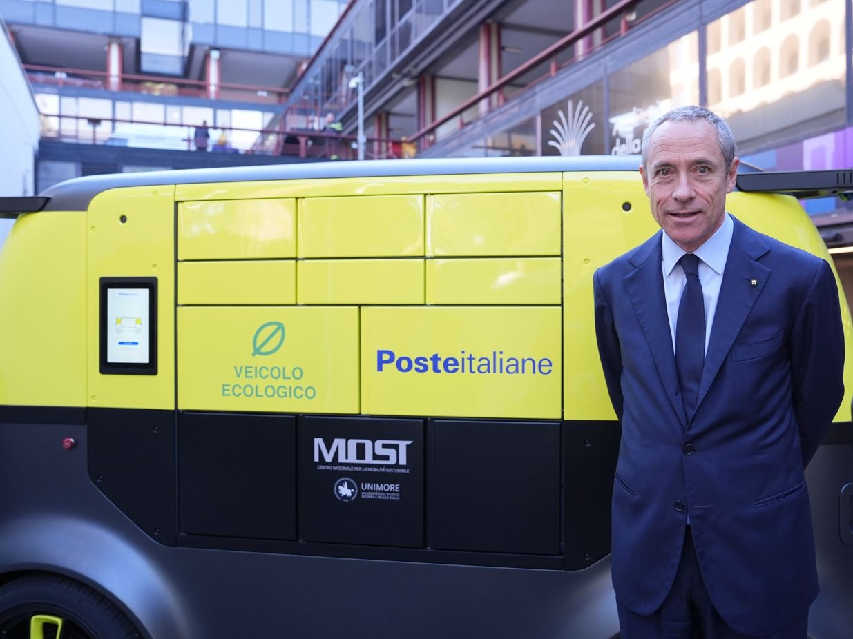 Il percorso dei pacchi è sempre più green. Poste Italiane punta sul futuro con biciclette, droni e una rete capillare