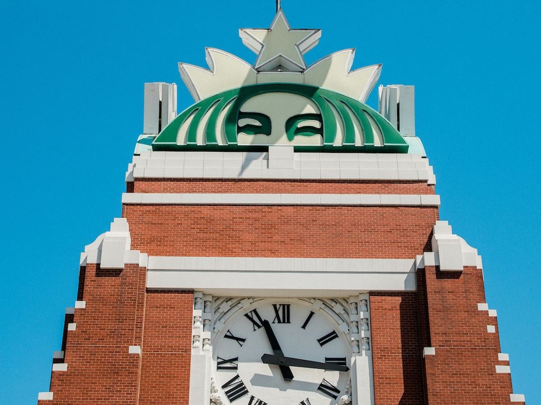Clima: i cambiamenti mettono in pericolo le coltivazioni di caffè, Starbucks corre ai ripari