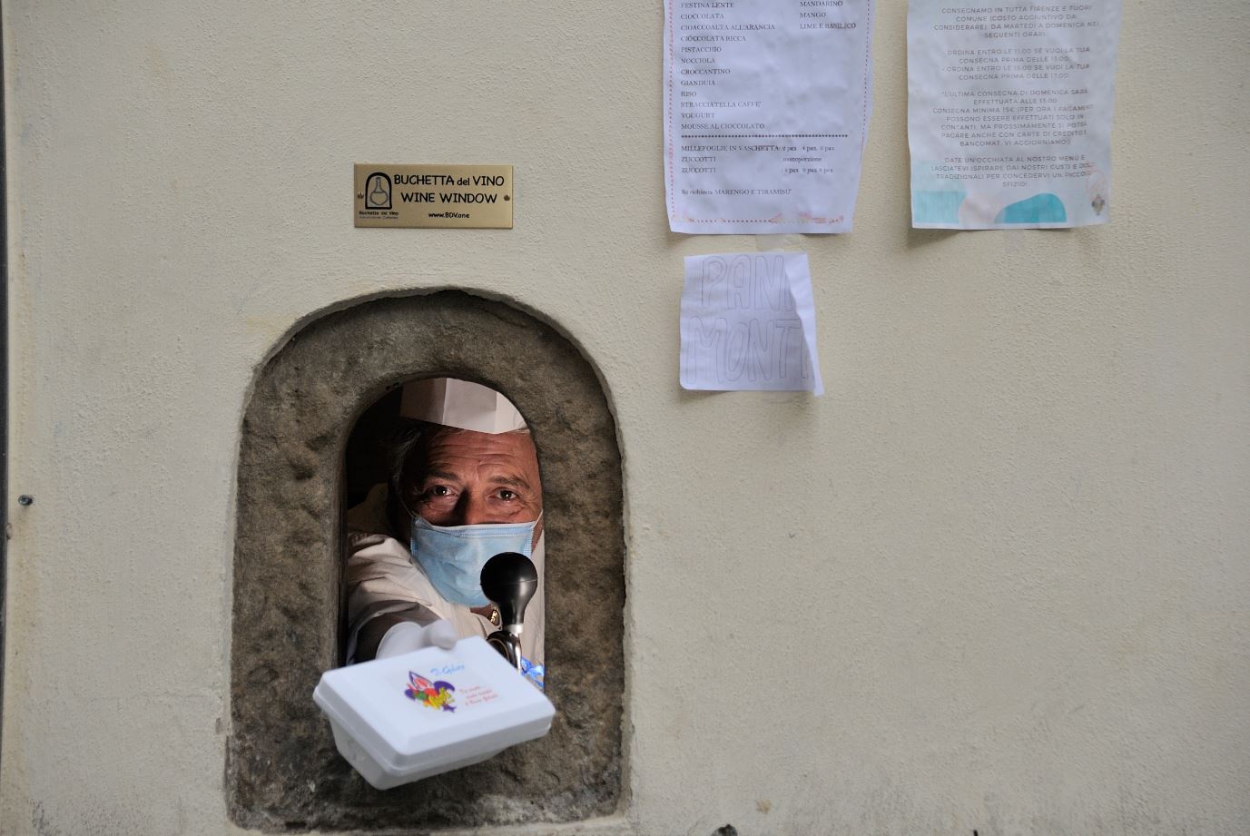 Coronavirus, in Toscana tornano in auge le buchette del vino