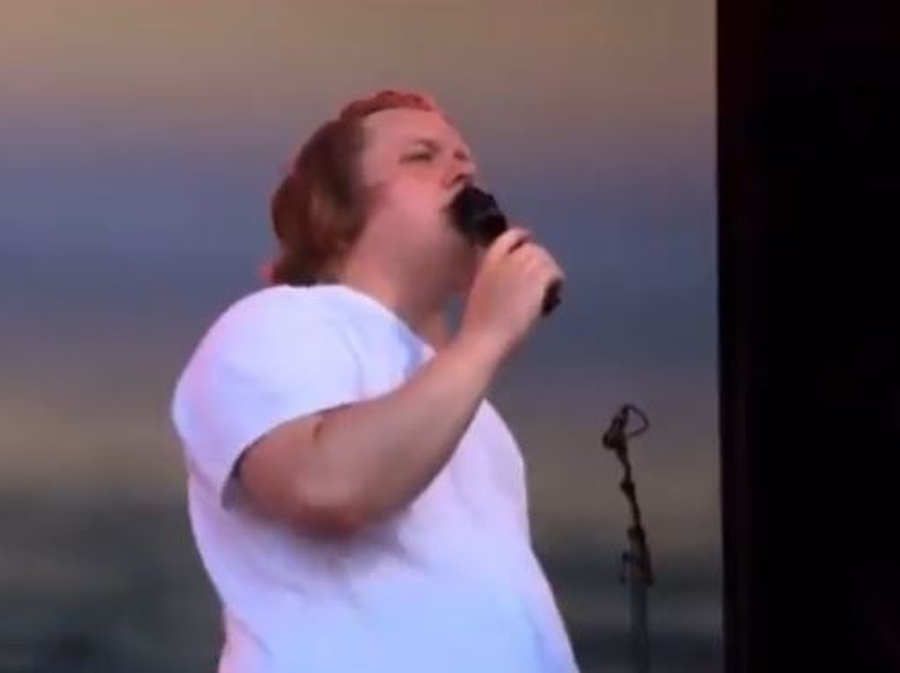 I giovani di Glastonbury cantano al posto di Lewis Capaldi, fermato da una crisi