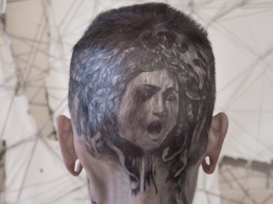 Milano celebra gli artisti emergenti: al via la nona edizione di Con la luce negli occhi