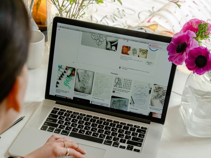 Lavorare nell’arte: cinque opportunità da non perdere tra grafica, residenze artistiche e social media