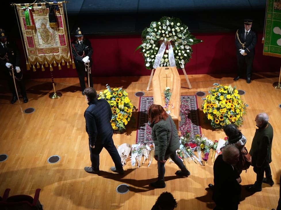 A Fresu il jazz dell’ultimo saluto a Ornella: Milano si ferma per una voce che non si spegne