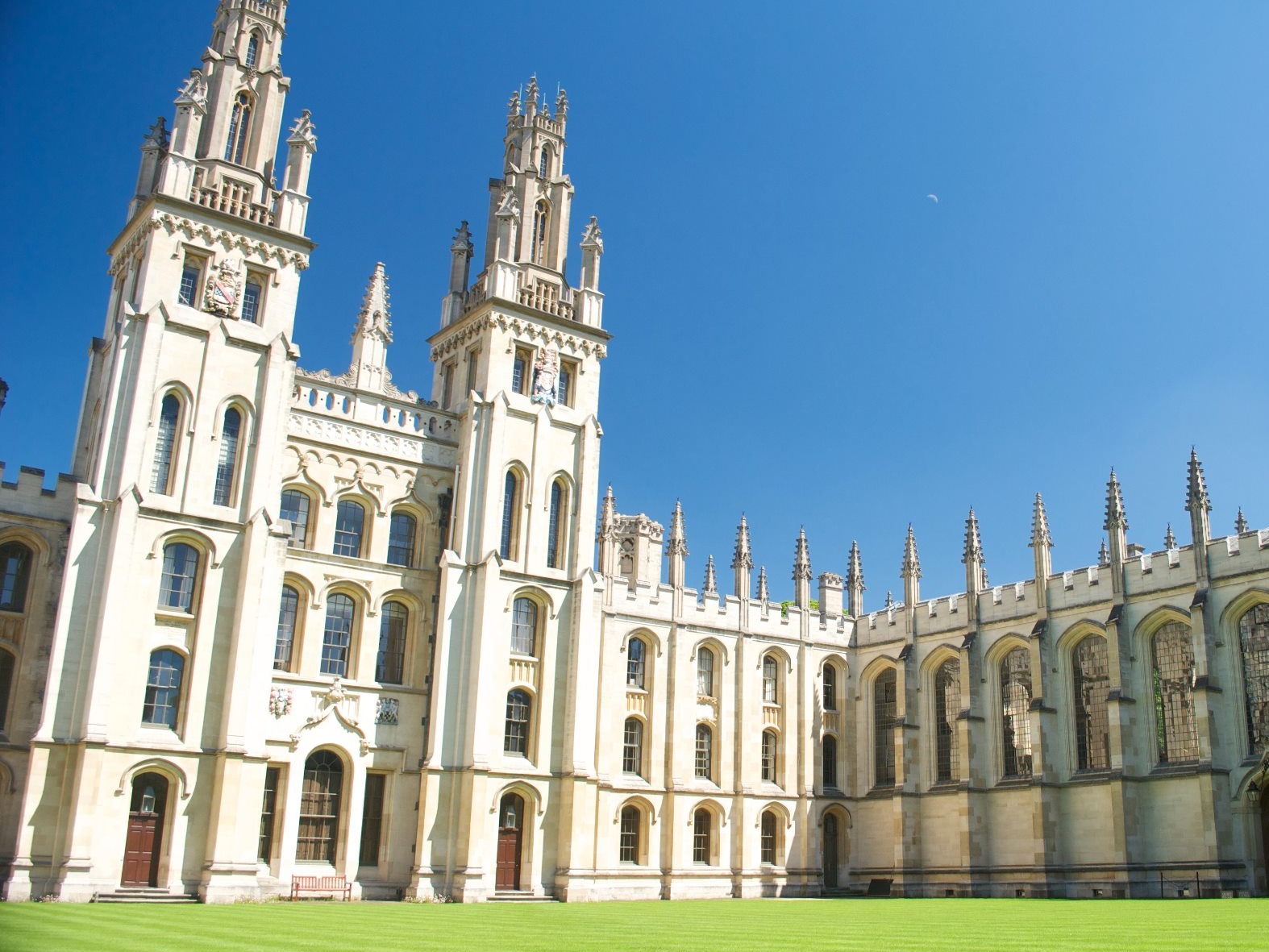 Oxford ci avverte: senza immigrazione l’Italia non rallenta, si restringe