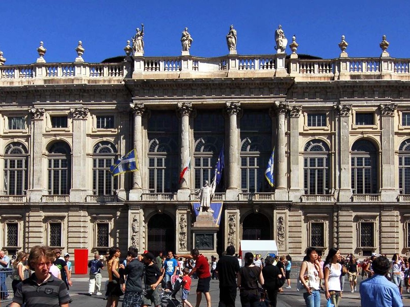 L'Italia tra arte e pubblicità: la mostra che racconta un secolo di immagini e turismo a Torino