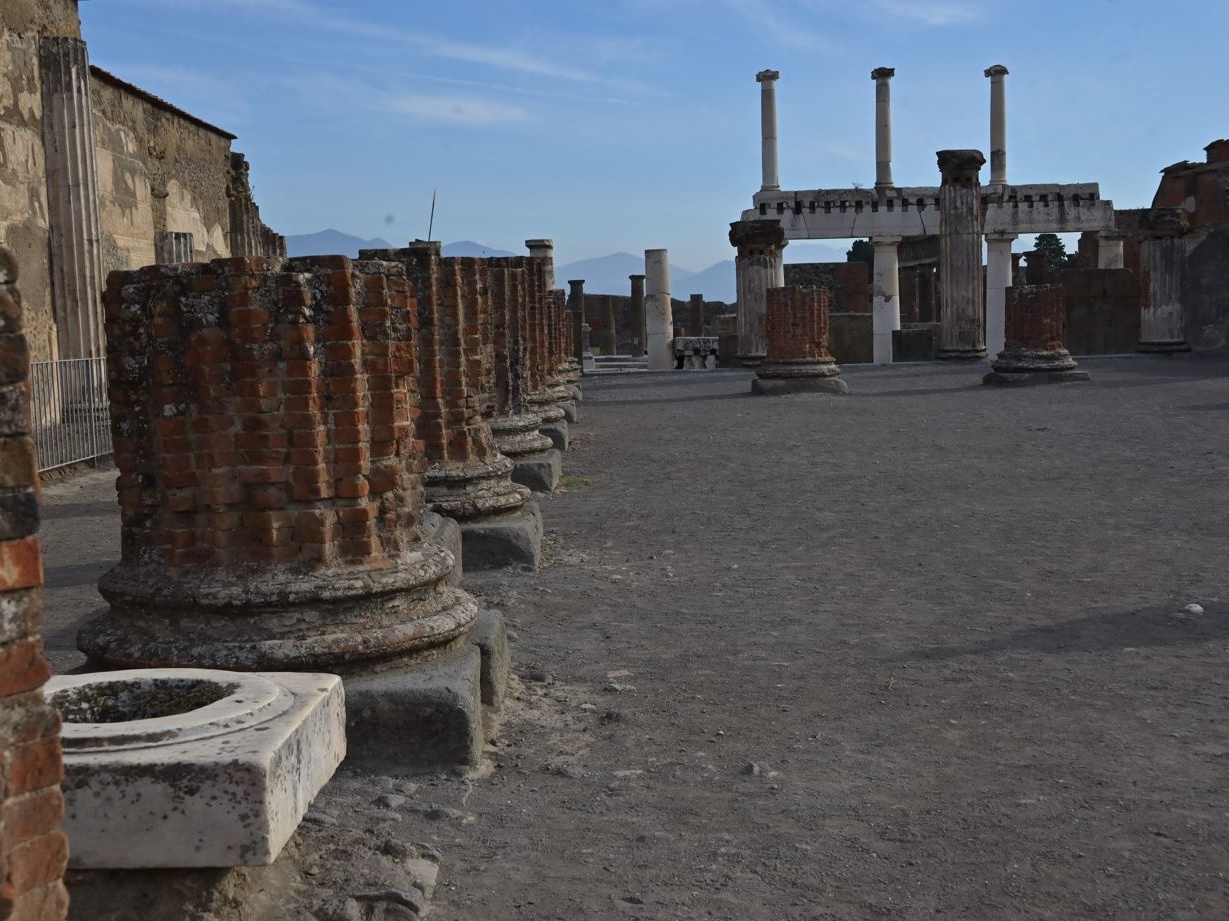 Pompei non smette di stupire: scoperta una casa con affreschi straordinari