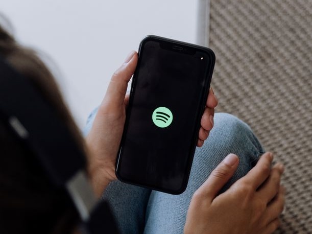 Ultimatum di Neil Young a Spotify: Cancella i podcast anti-vaccino o vado via