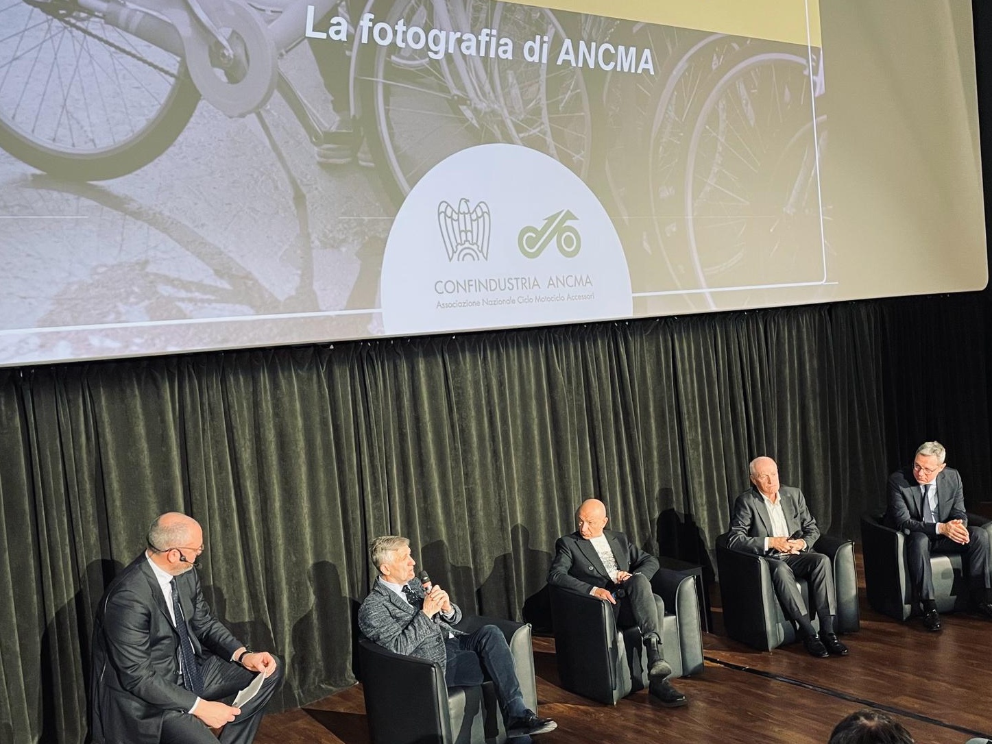 Bici in calo, nel 2023 -23%: Ancma lancia “Ora pedala”