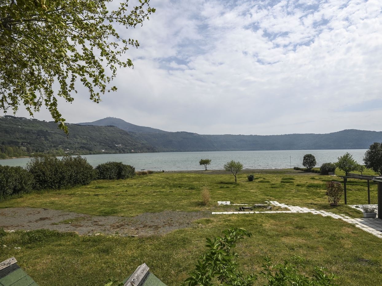 Immobiliare, Tecnocasa: Mercato località mare e lago stabile