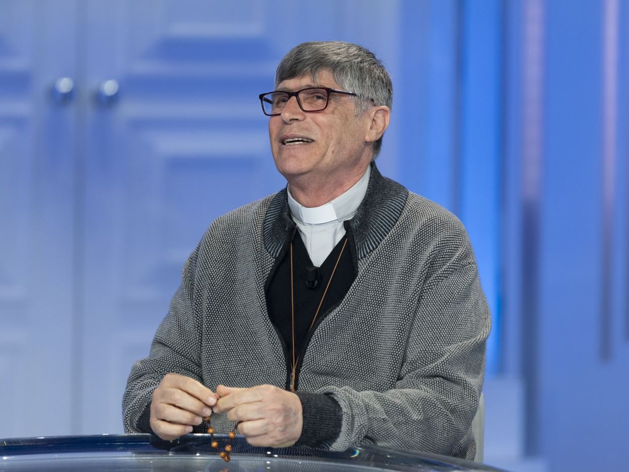 Proiettile contro don Patriciello durante la messa a Caivano, arrestato un 75enne: “Atto vigliacco”