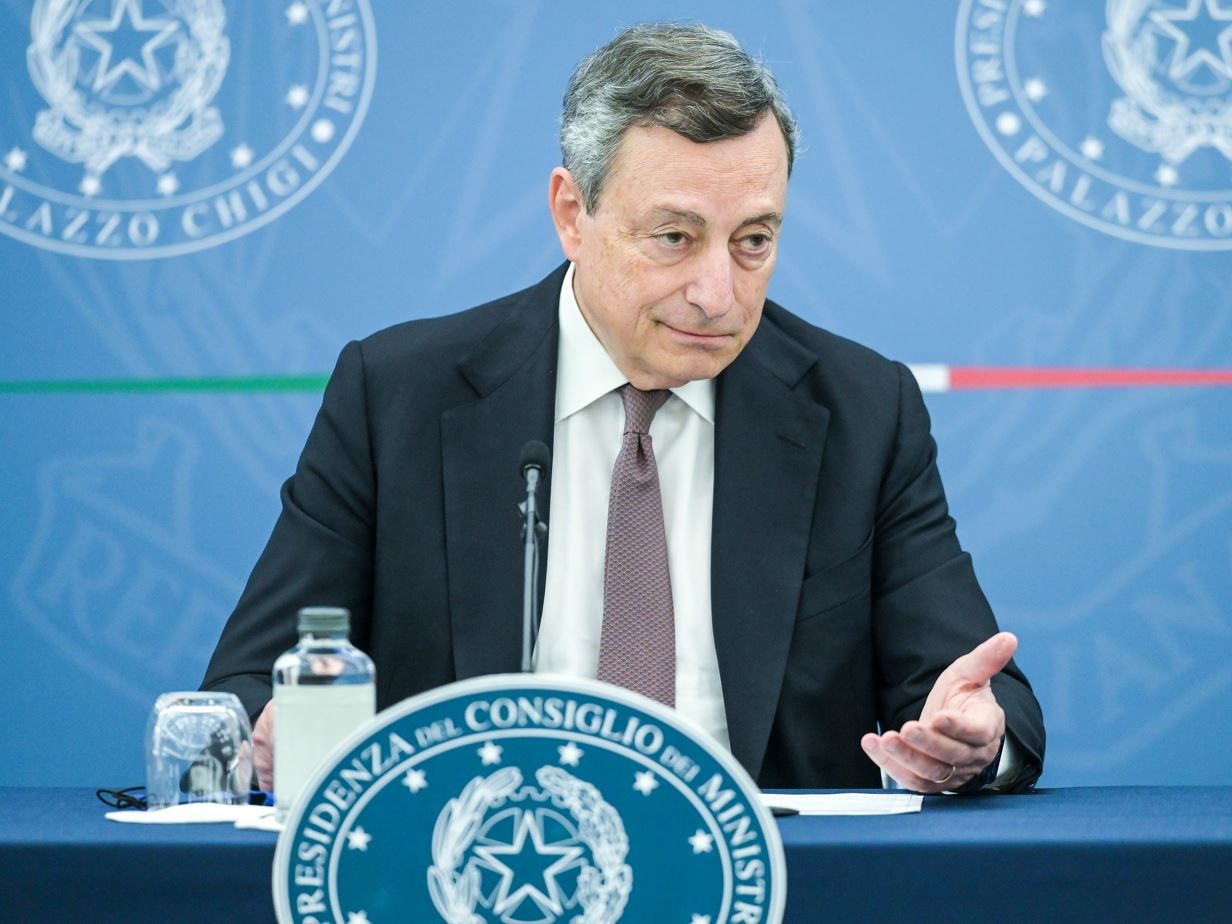 Covid-19: Draghi mostra i muscoli, ma non cancella i dubbi sul Green pass
