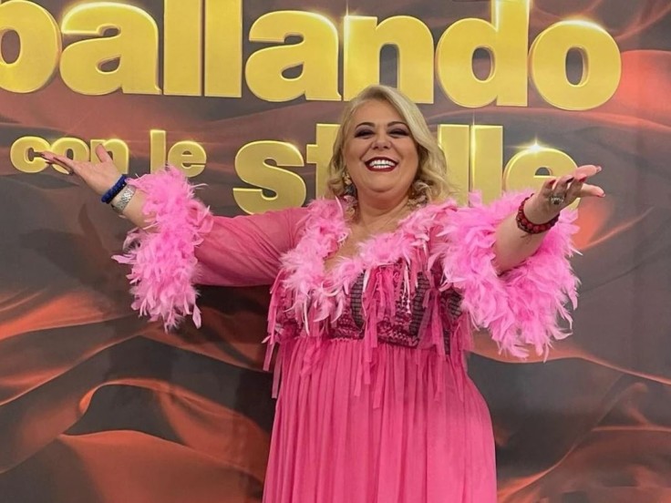 Erra, coriandoli, tesoretto: caos grottesco