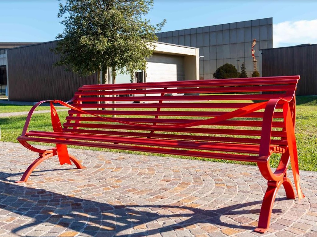 Generali contro la violenza di genere: panchina rossa nell'Innovation Park di Mogliano Veneto