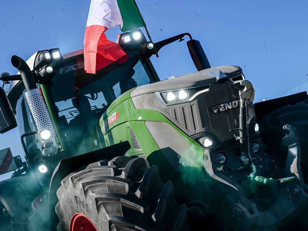 Le proteste degli agricoltori: l'Europa sorda, distratta, colpevole