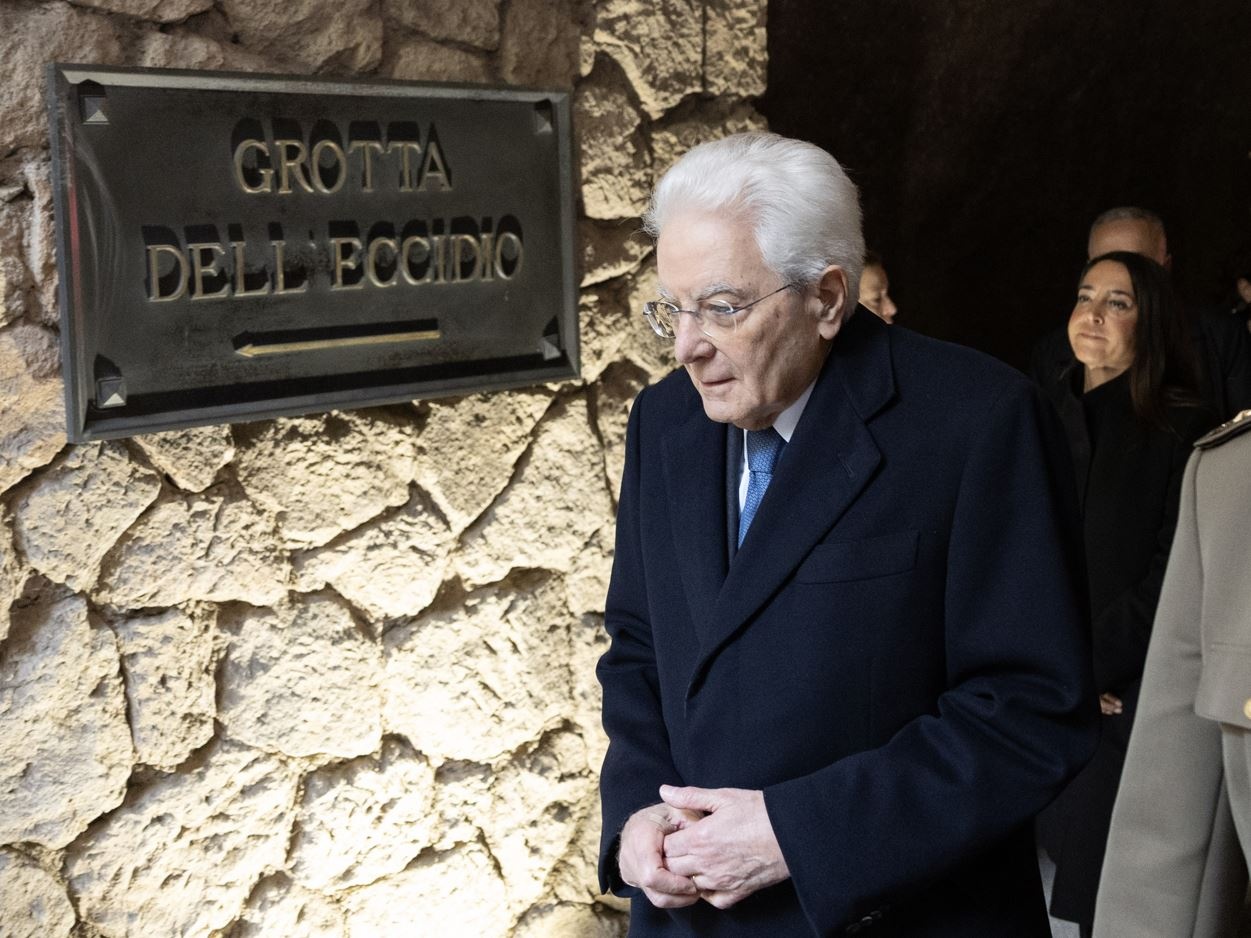 Mattarella alle Fosse Ardeatine, in silenzio fra i martiri