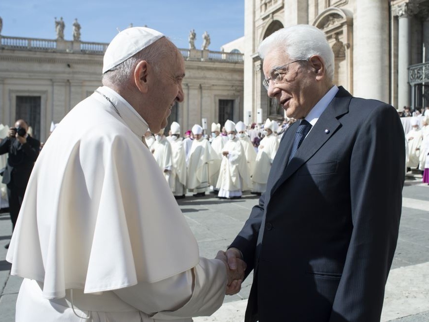 Mattarella a Papa Francesco: Auguri al Santo Padre, punto fermo per tutti in un mondo inquieto