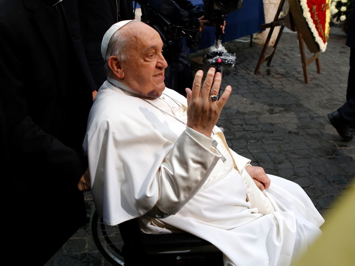 Papa Francesco, un’altra notte tranquilla al Gemelli: “Quadro clinico complesso”, ma resta di buon umore