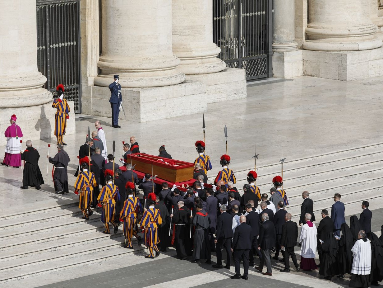 L’ultimo saluto a Papa Francesco, in migliaia nella Basilica di San Pietro