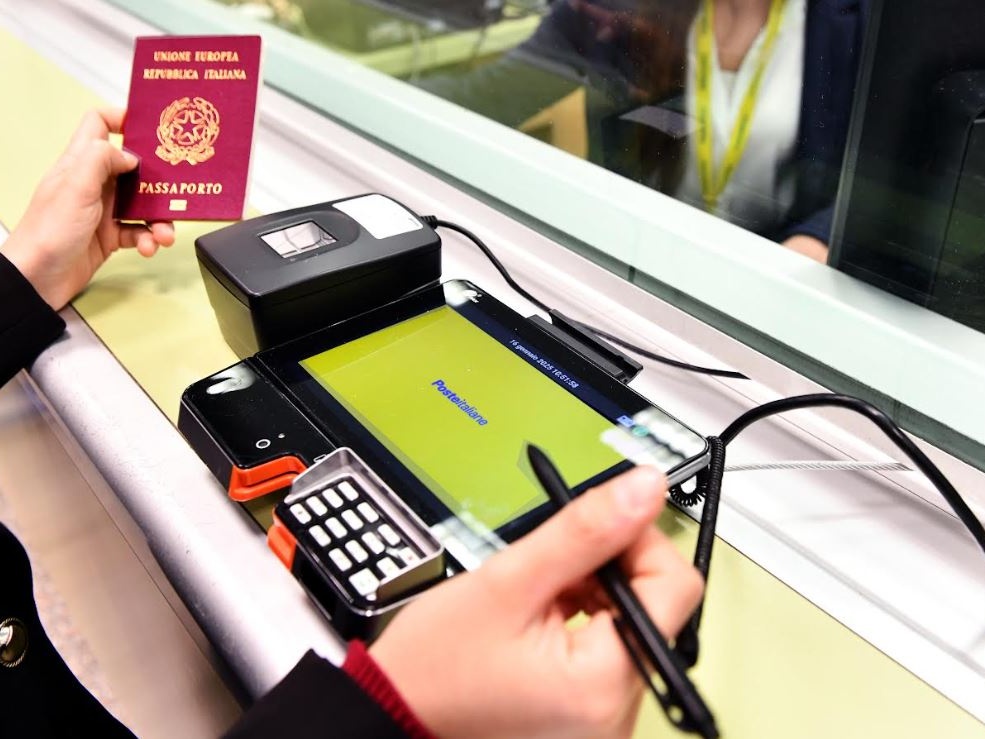Poste Italiane: già erogati 100.000 passaporti