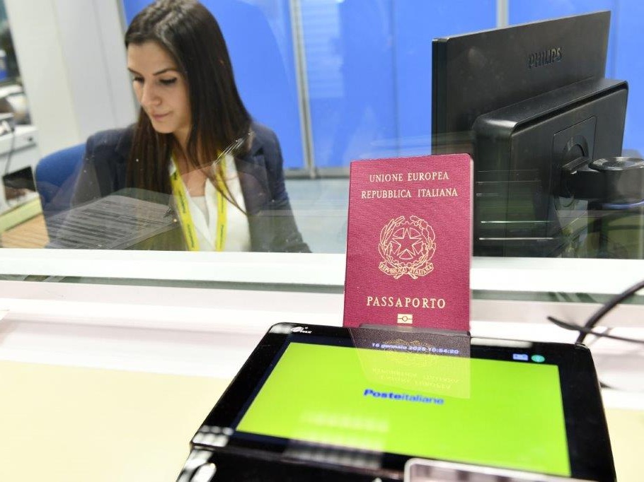 Poste Italiane: servizio di richiesta passaporto attivato a Bergamo, Milano, Napoli e provincia di Firenze