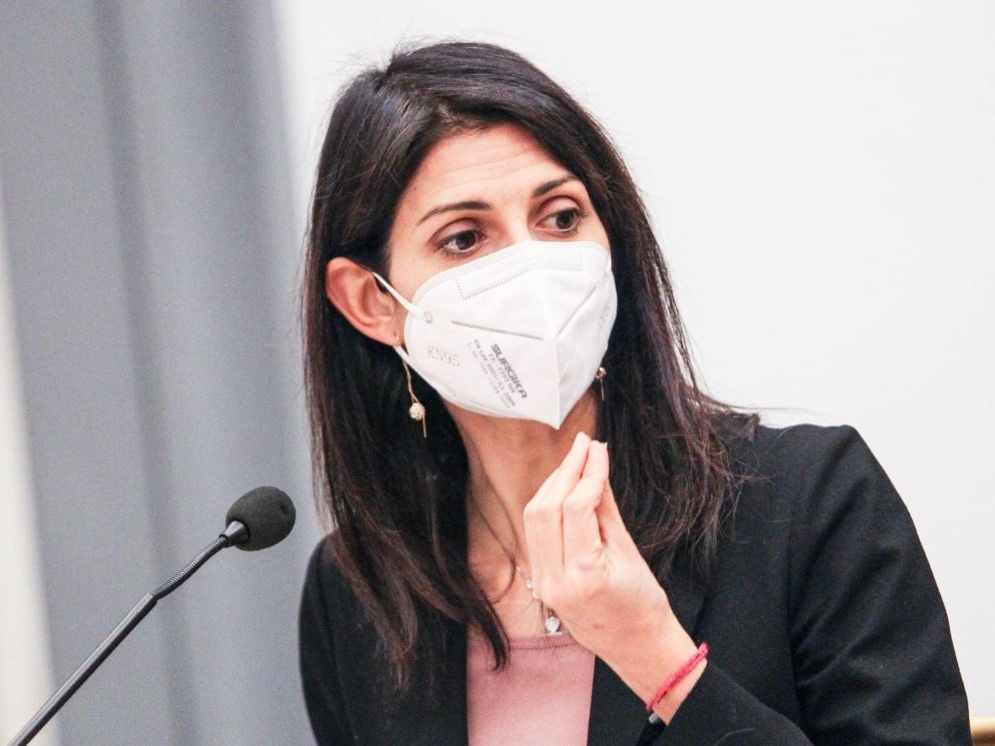 Roma: tra assunzioni temerarie e maggioranza a pezzi, Raggi promuove sé stessa