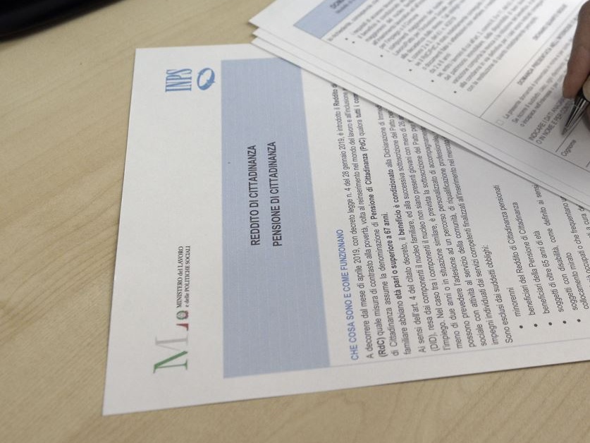 Nonostante le truffe, c'è chi è costretto a difendere il reddito di cittadinanza