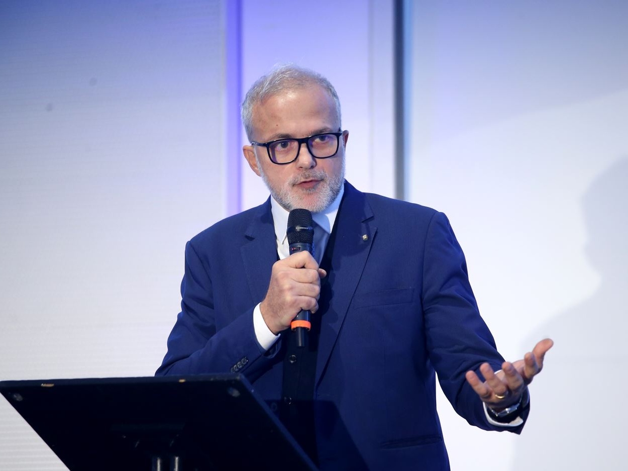 Ernesto Maria Ruffini lascia l'Agenzia delle Entrate: un addio che fa male alle istituzioni