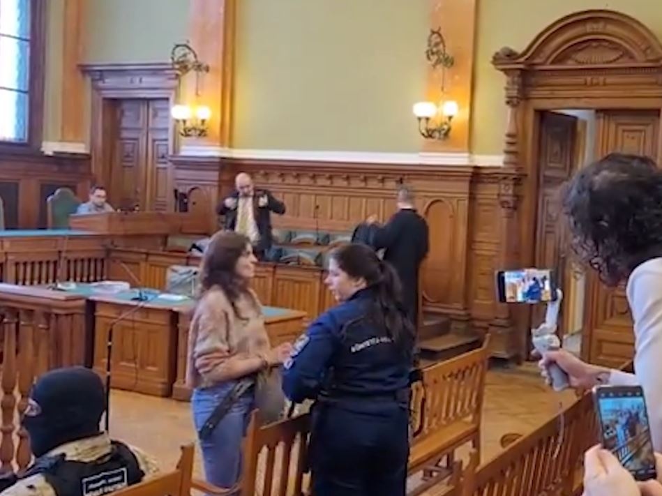 Ilaria Salis in catene non è solo uno sfregio alla giustizia