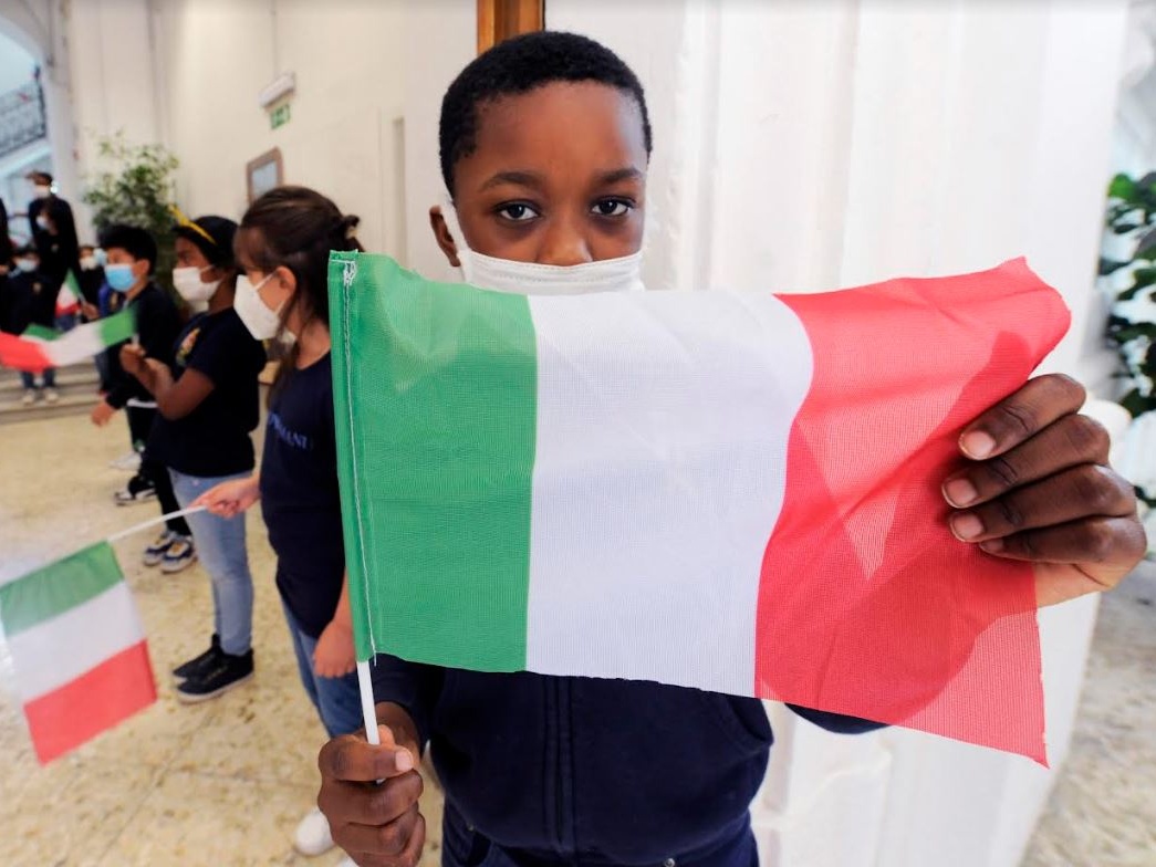 Arriva lo ius scholae: darà la cittadinanza dopo 5 anni di scuola in Italia