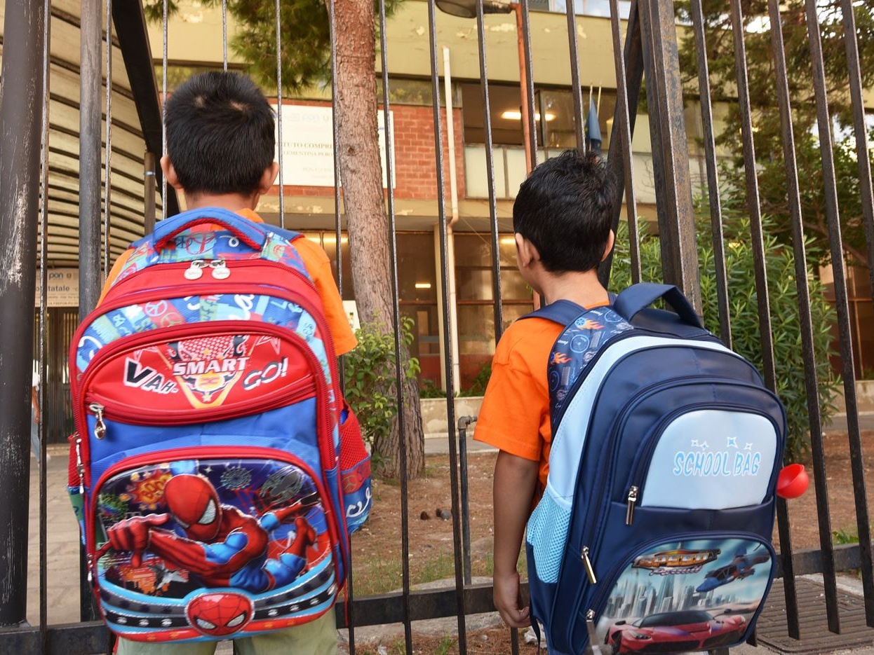 Bambini in strada per chiedere percorsi sicuri da casa a scuola: l'iniziativa Unisci i puntini in 15 città italiane