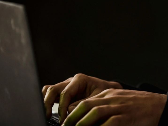 Ancora un sito sessista: le donne spogliate dall’IA