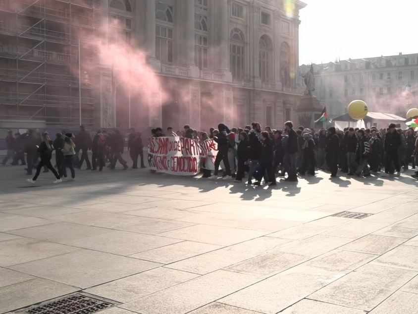 Studenti in piazza, scontri e la pratica terzomondista di bruciare i fantocci