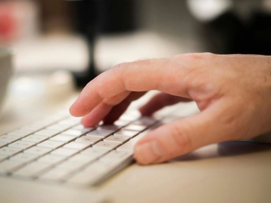 Santelia firma il 21° Guinness scrivendo al contrario su quattro tastiere bianche e dona l’opera a Mattarella