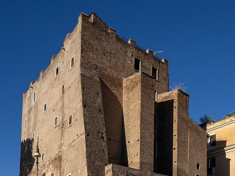 Roma, crolla una parte della Torre dei Conti ai Fori Imperiali: ferito un operaio