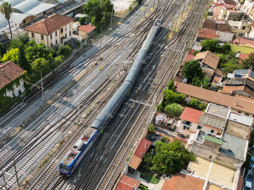 Trasporto ferroviario, Pendolaria 2024: convogli vecchi e lenti, linee chiuse, ritardi cronici