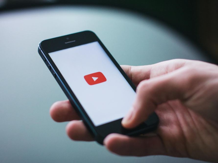 Ue, Bruxelles chiede chiarimenti a quattro Big Tech sulla protezione dei minori online