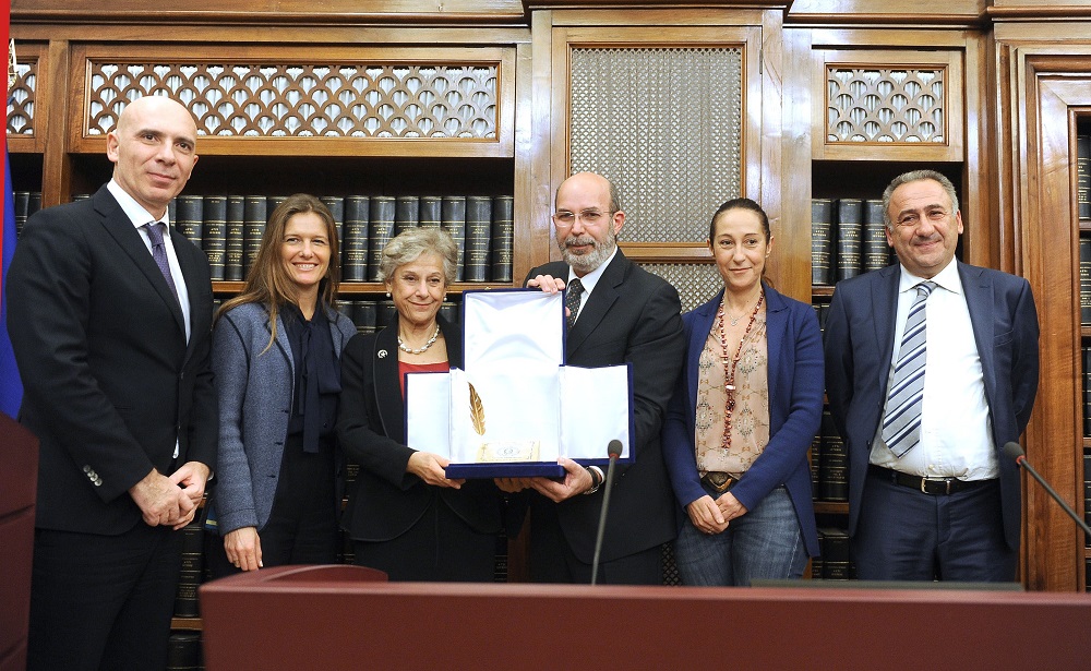 La scrittrice Simonetta Agnello Hornby è la vincitrice del premio Penna d'Oro 2018.
