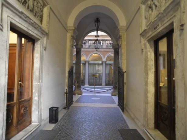 Treccani racconta il 2025: politica, tecnologia e costume nel Libro dell’Anno