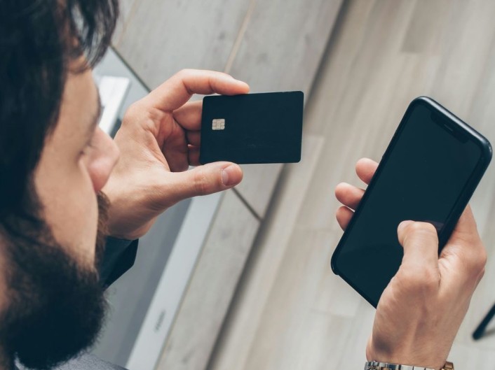 Frodi creditizie in aumento del 9,2%: giovani sotto attacco, allarme CRIF sugli under 30