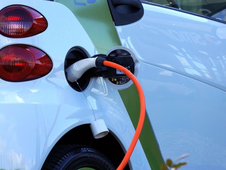 Auto, la svolta Ue tra flessibilità e incentivi: ibride e biofuel restano oltre il 2035