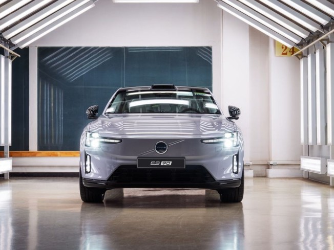 Volvo corre sul software: ES90, una EX90 più veloce e la EX60 di imminente arrivo