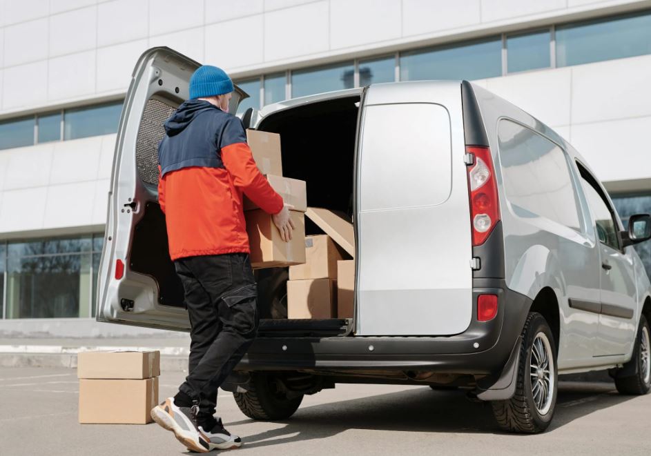 Manovra 2026: spunta il “contributo pacchi” da 2 euro sulle spedizioni sotto i 150 euro