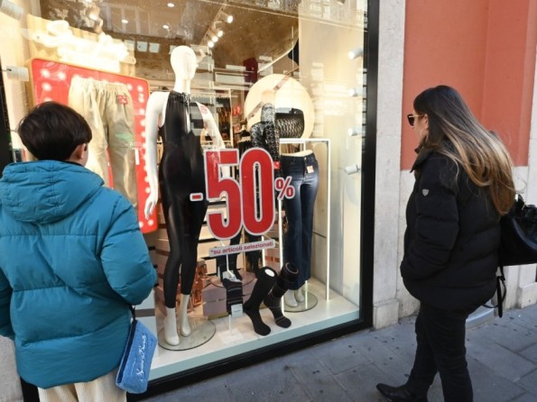 Saldi invernali 2026, l’anticipo diventa sistema: economia degli sconti e psicologia dell’attesa