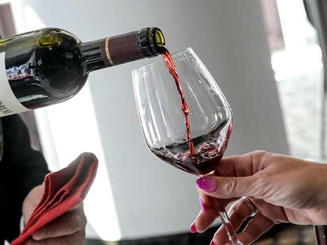 Trump apre la guerra del vino: “Dazi al 200% su champagne e Bordeaux francesi”