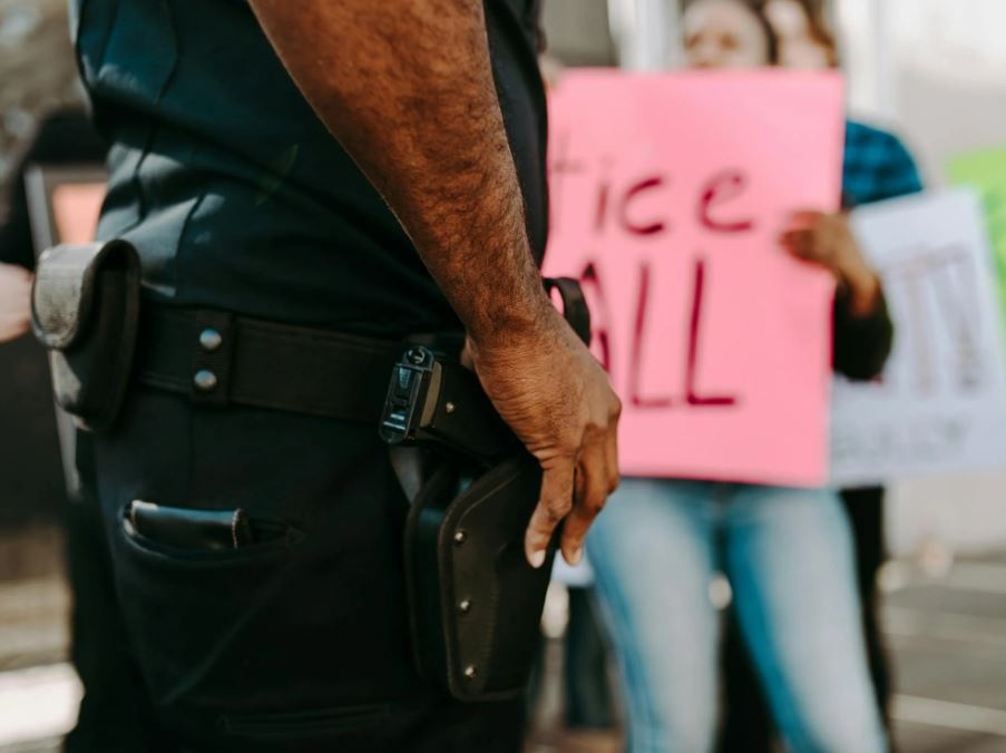 Donna uccisa a Minneapolis da agente ICE: il fantasma di George Floyd, i democratici chiedono un’inchiesta