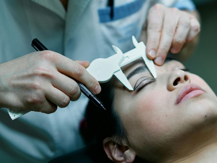 Natale, cresce il mercato dei ritocchi estetici: visite e trattamenti leggeri tra i regali più richiesti