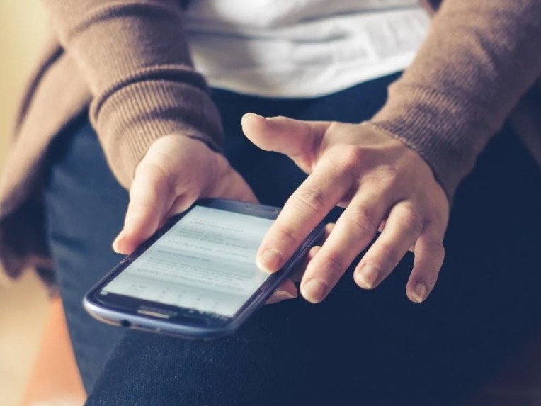 TikTok, la dipendenza che cresce nel silenzio dello scroll