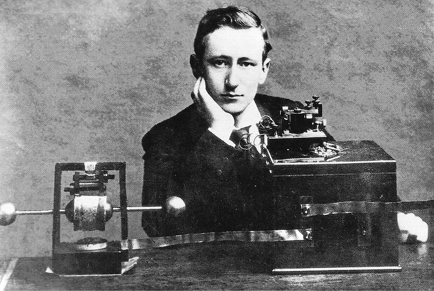 La follia della cancel culture colpisce ancora: il Galles nega una statua al fascista Guglielmo Marconi